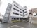 5階建て薄いグレーの施設で非常用階段が左側に設置されている。玄関はフラットなバリアフリーの造りになっているので、出入りがスムーズである。