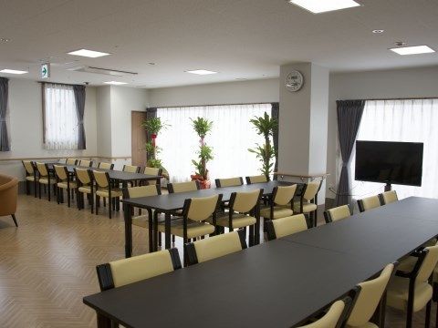 大きなダイニングテーブルがいくつも置かれている食堂
