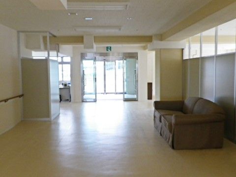 淡いベージュ色を基調とした広々とした空間である。ゴミ一つなく清掃が行き届いている床に茶色い２人掛けのソファが置いてある。