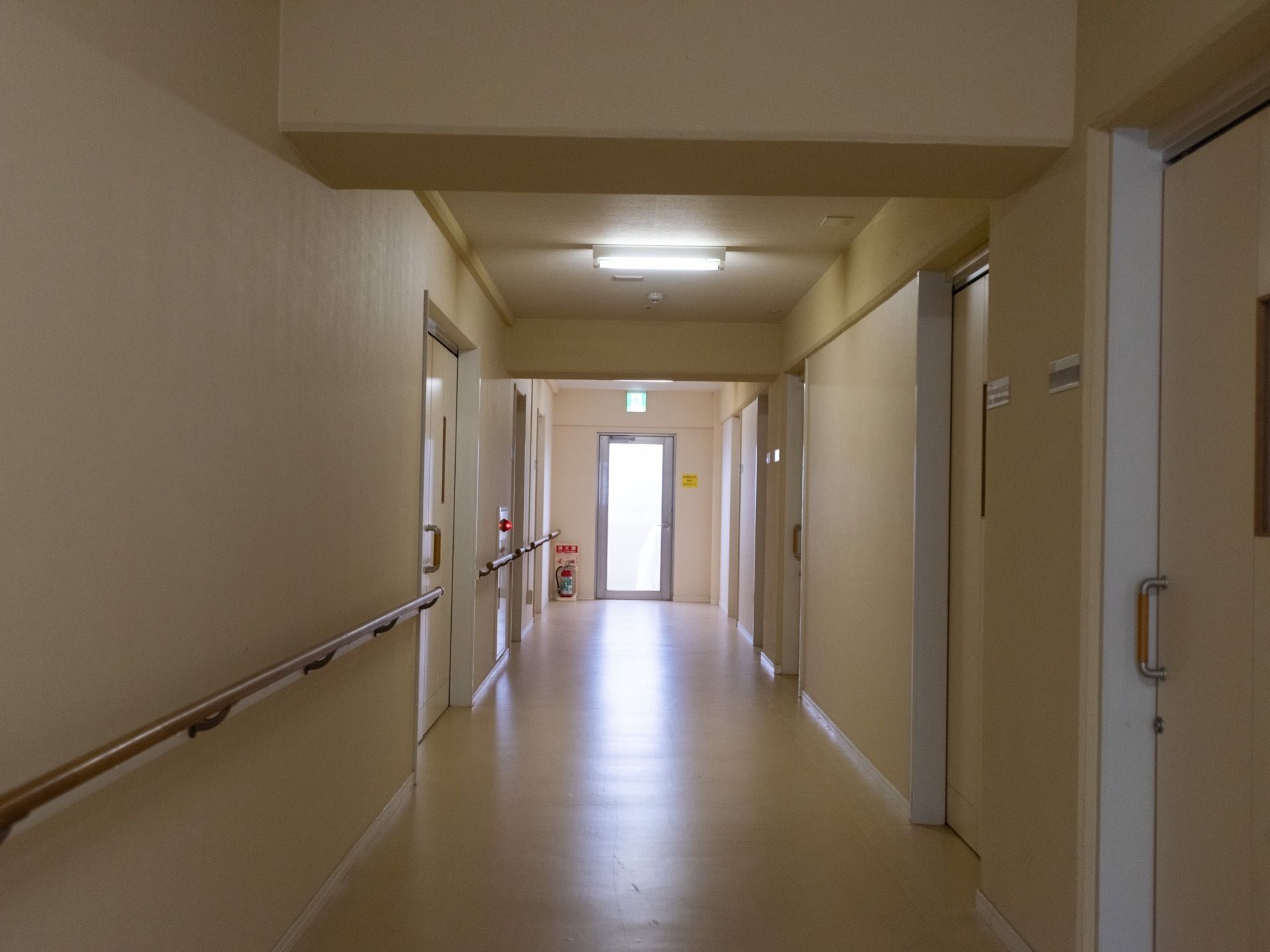 廊下のつきあたりに扉があり、非常口になっている。その左側に消火器が置かれている。廊下の途中に非常ベルの設備が設置されている。