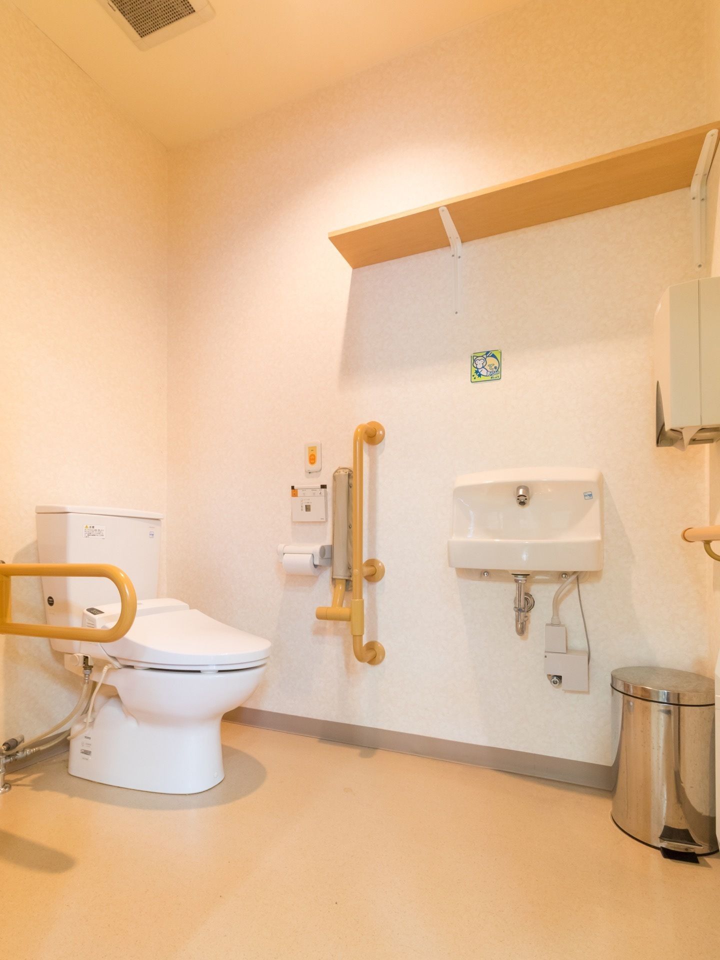 温水洗浄便座のトイレを設置している。広々としており、独立した洗面台があり便利である。ペーパータオルが設置されているので清潔である。