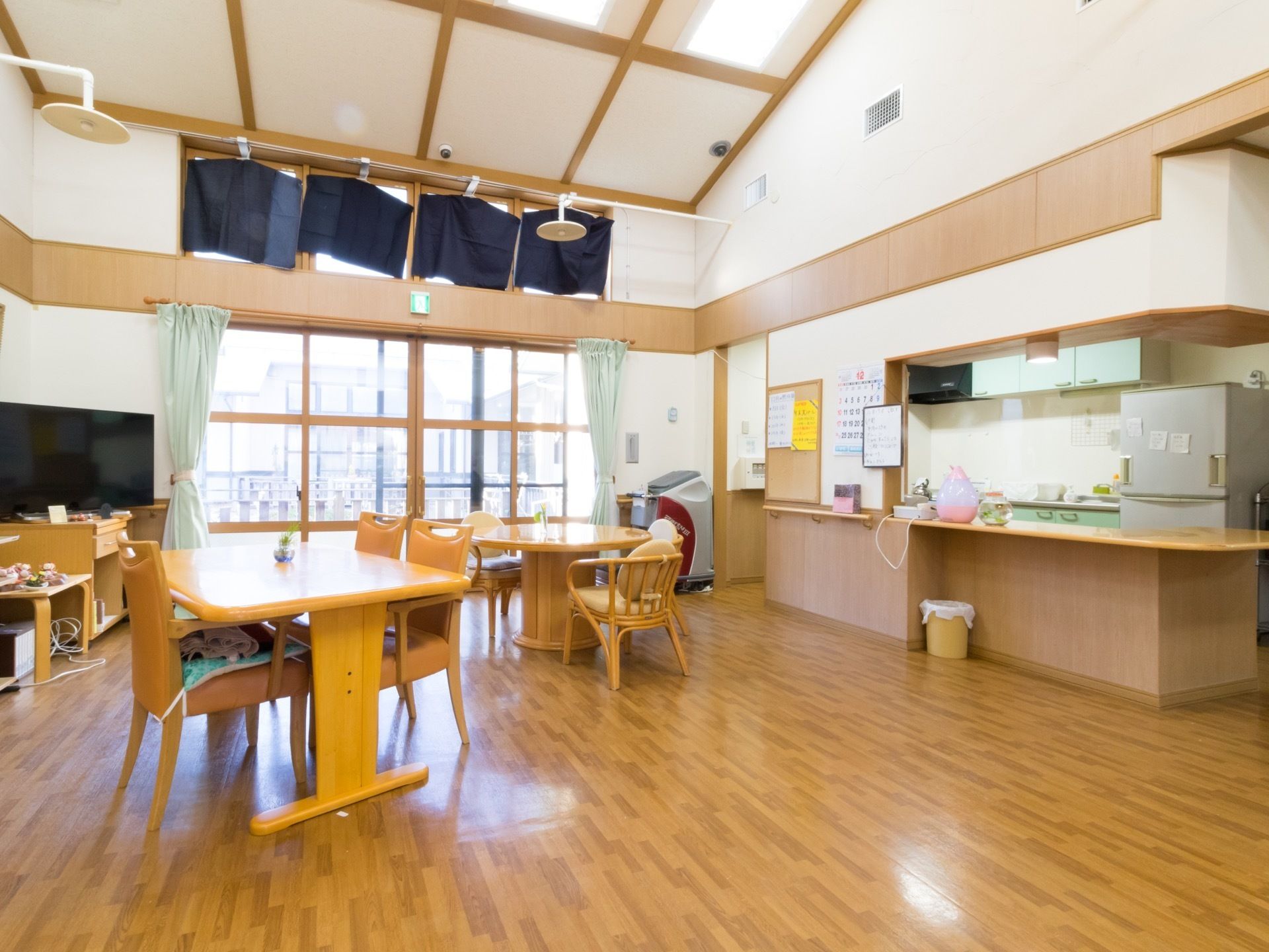奥にキッチンがある広いスペースになっている。開放的な明るい空間で食事を摂ったり会話を楽しむことができる。