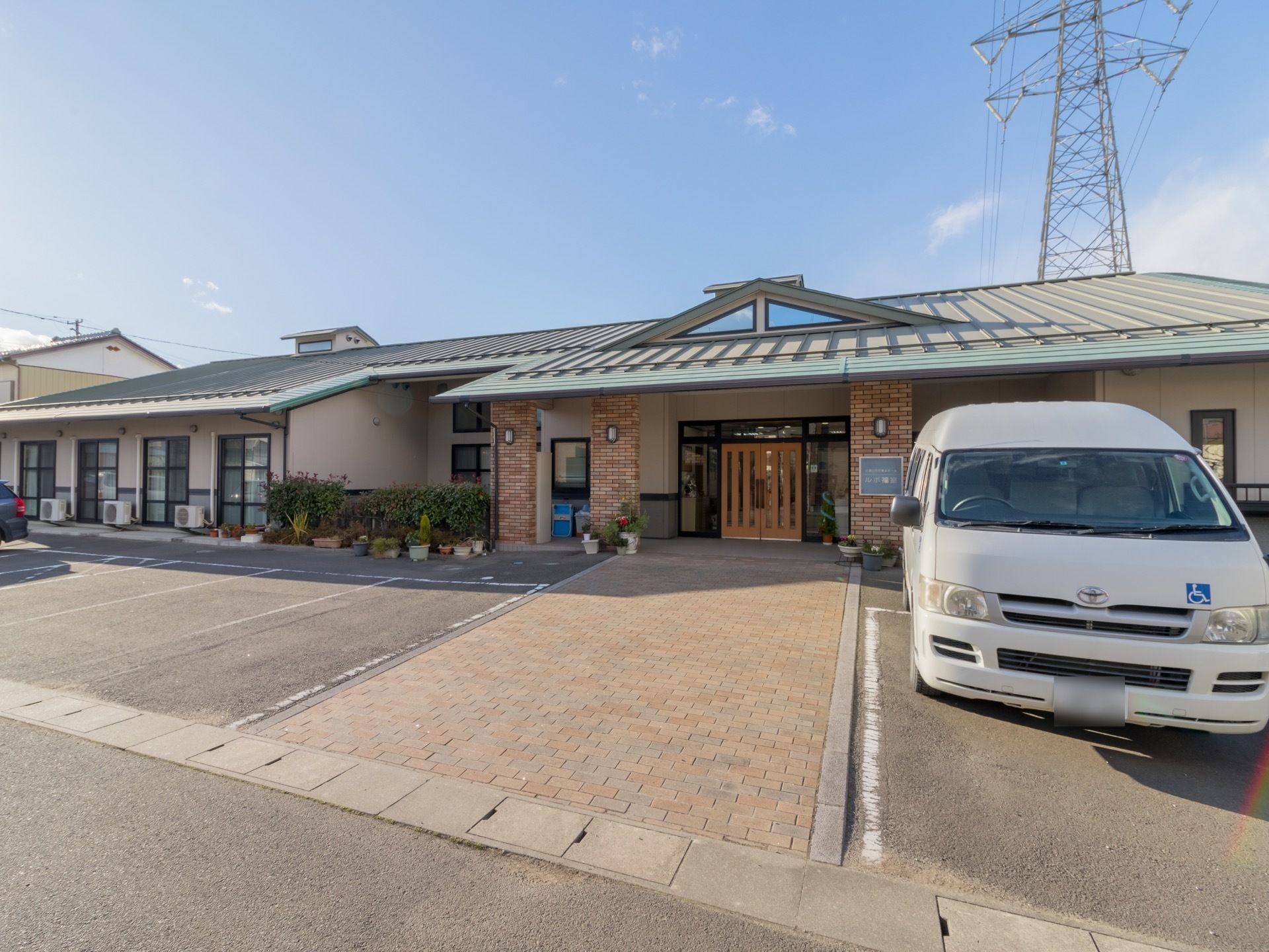 施設は平屋建てのため、内部は階段がなく安全に移動することができる。玄関の周りにはたくさんの植物があり、自然に触れることができる。