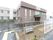施設は落ち着いた色合いの２階建ての建物。周囲はきれいに舗装されている。敷地内の歩道には点字ブロックがあり、手すりが設置されている。