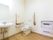 洗面台を備えたトイレスペースである。便器横の壁には、ナースコールを取り付けている。洗面ボールの下部は、空洞になっている。
