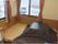 リビングの一角にこたつが設置されている。畳が敷かれた和風のスペースがあり、冬場には温まることができる。