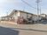 グレーとホワイトのツートンカラーの外壁で、平屋建ての建物となっている。玄関には看板があり、自動販売機が置かれている。