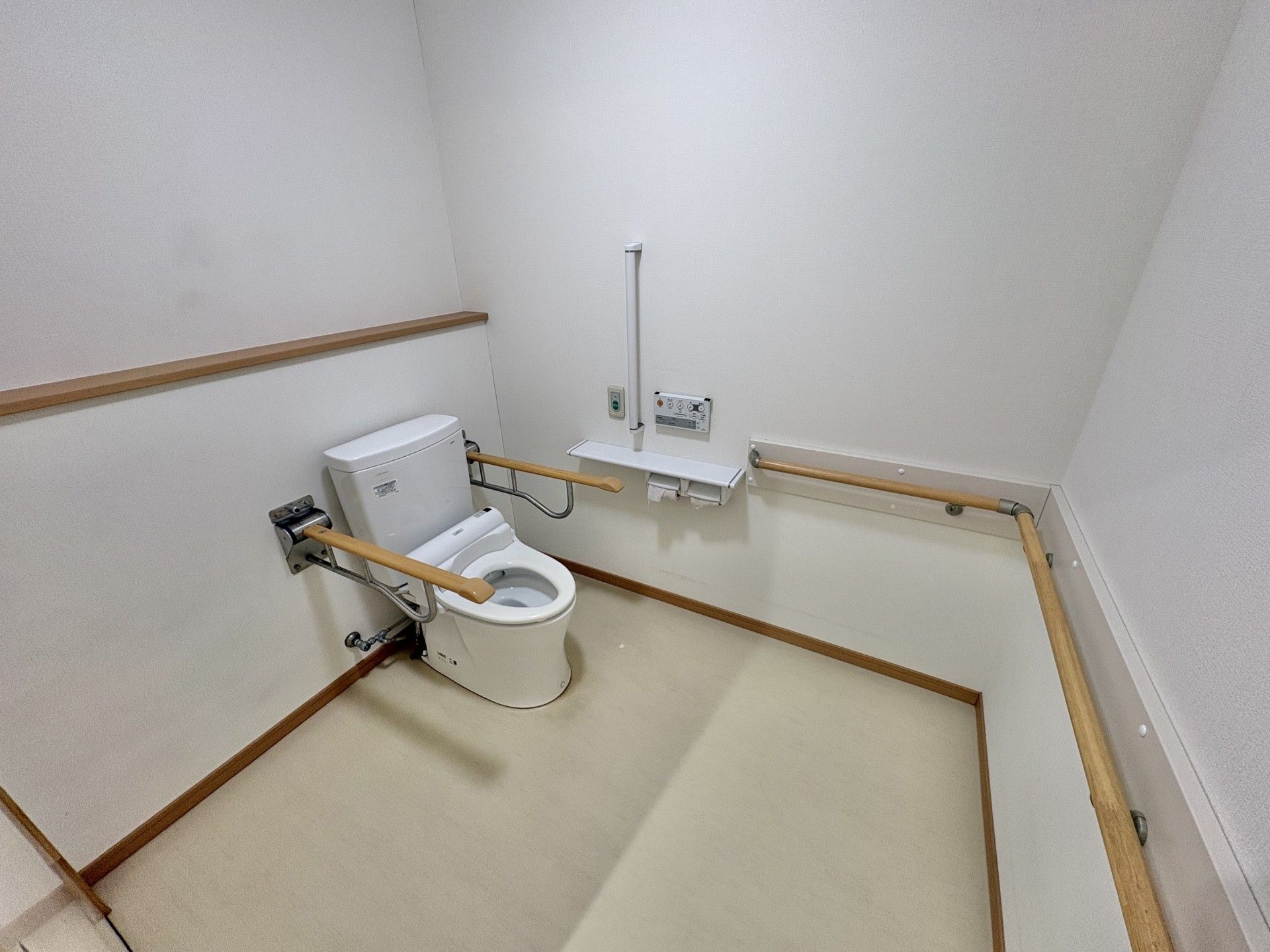 手すり付きのトイレ