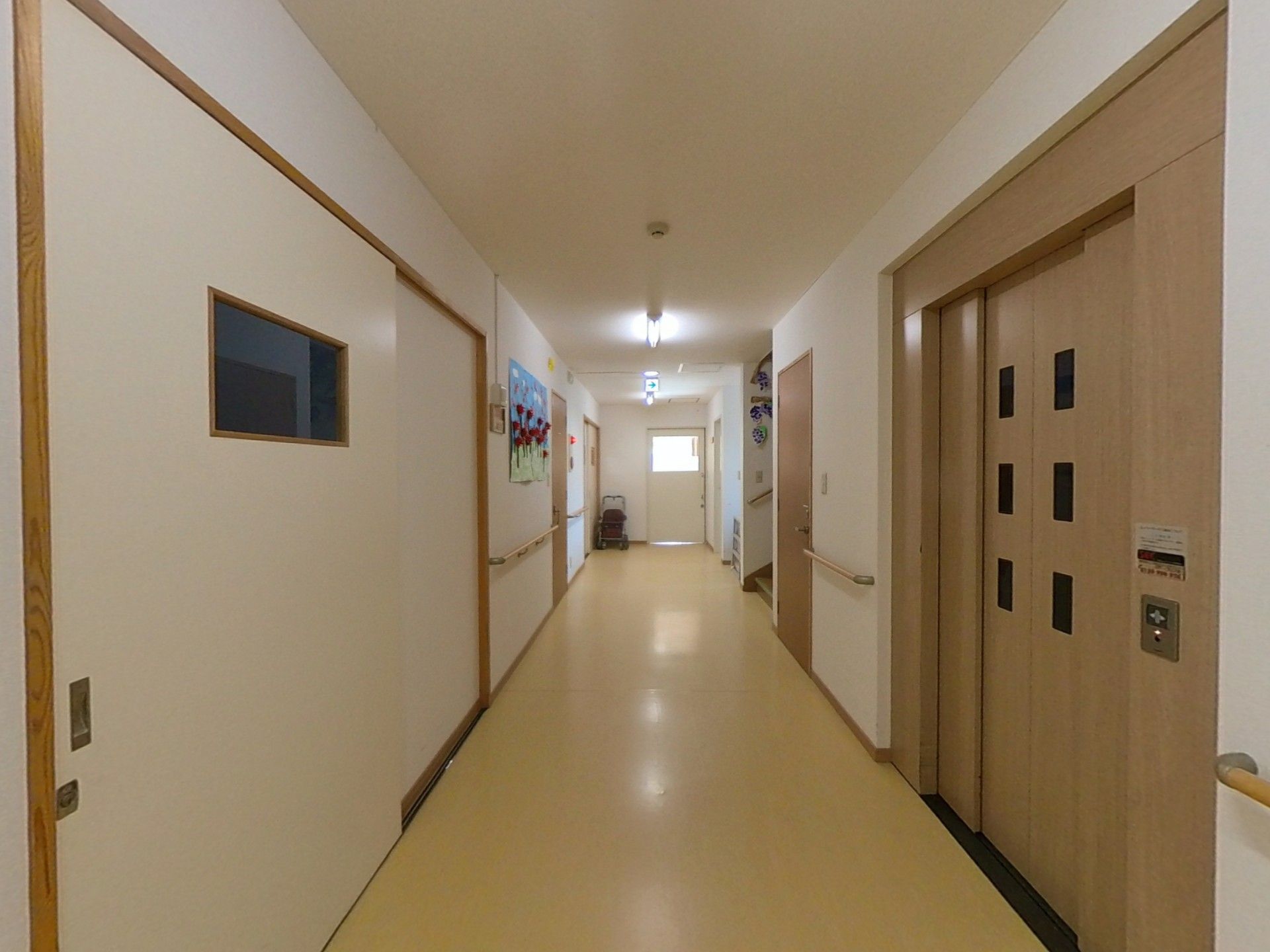 明るい廊下とエレベーター