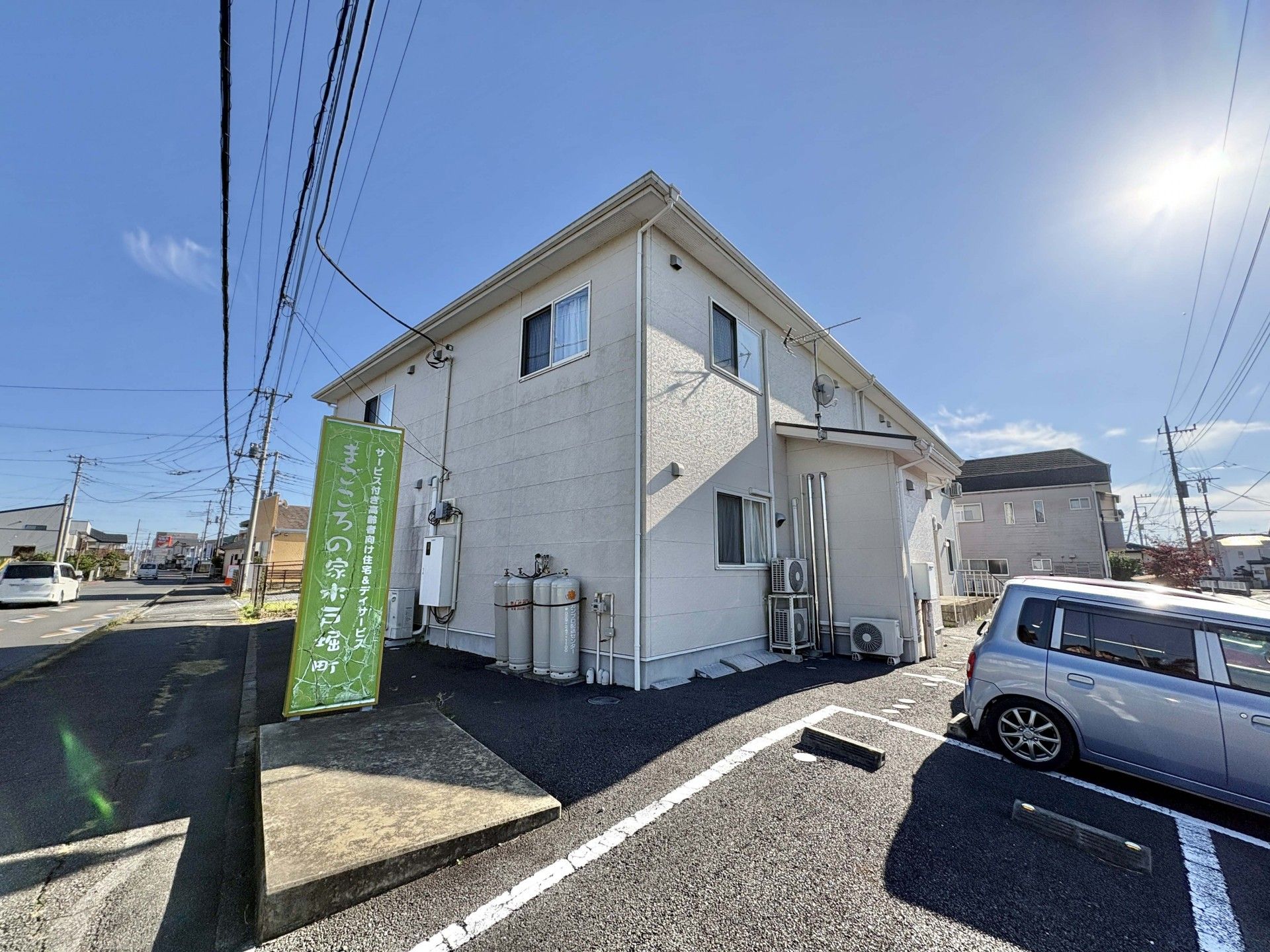 建物外観と駐車場