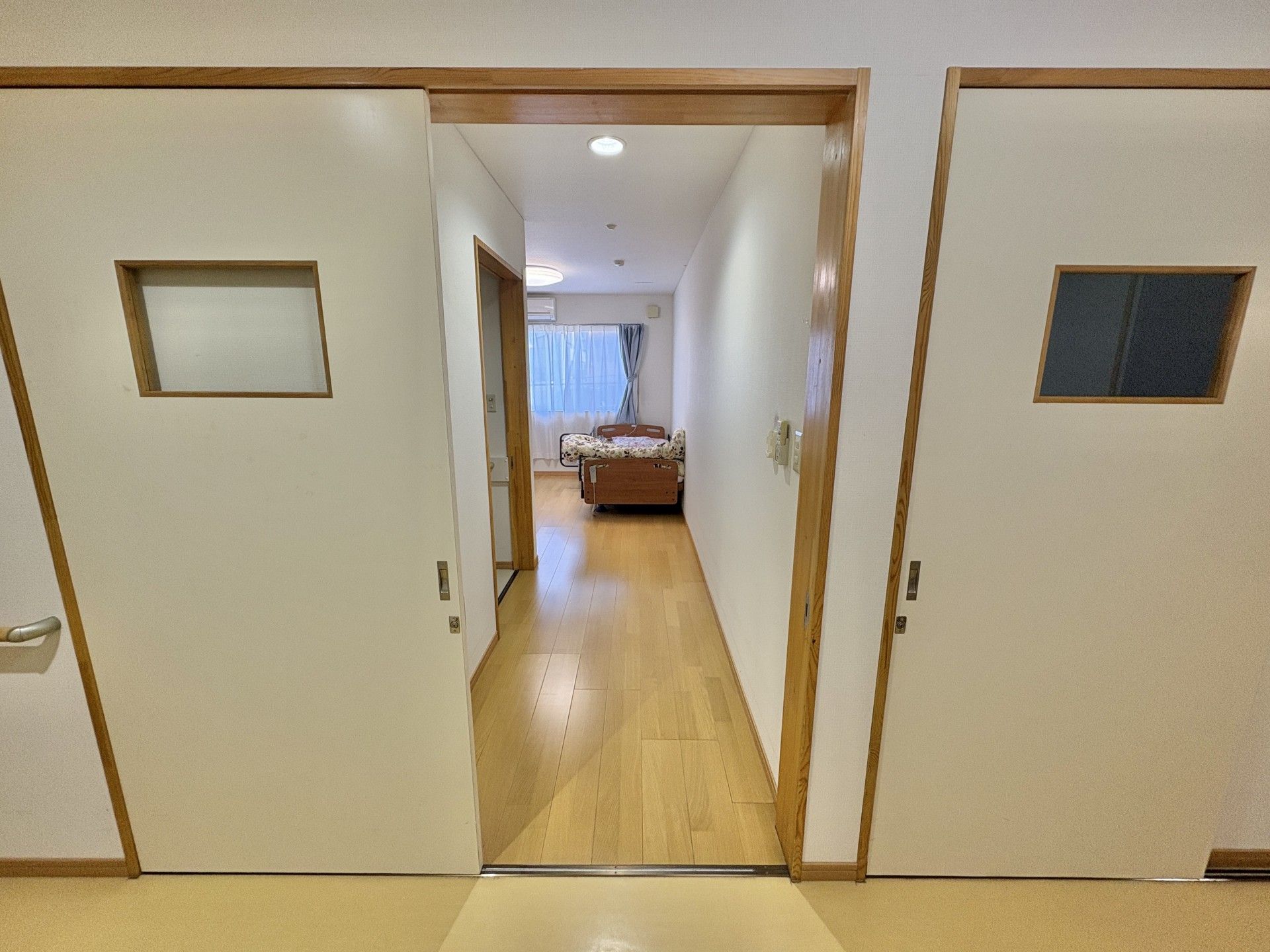 居室への明るい廊下