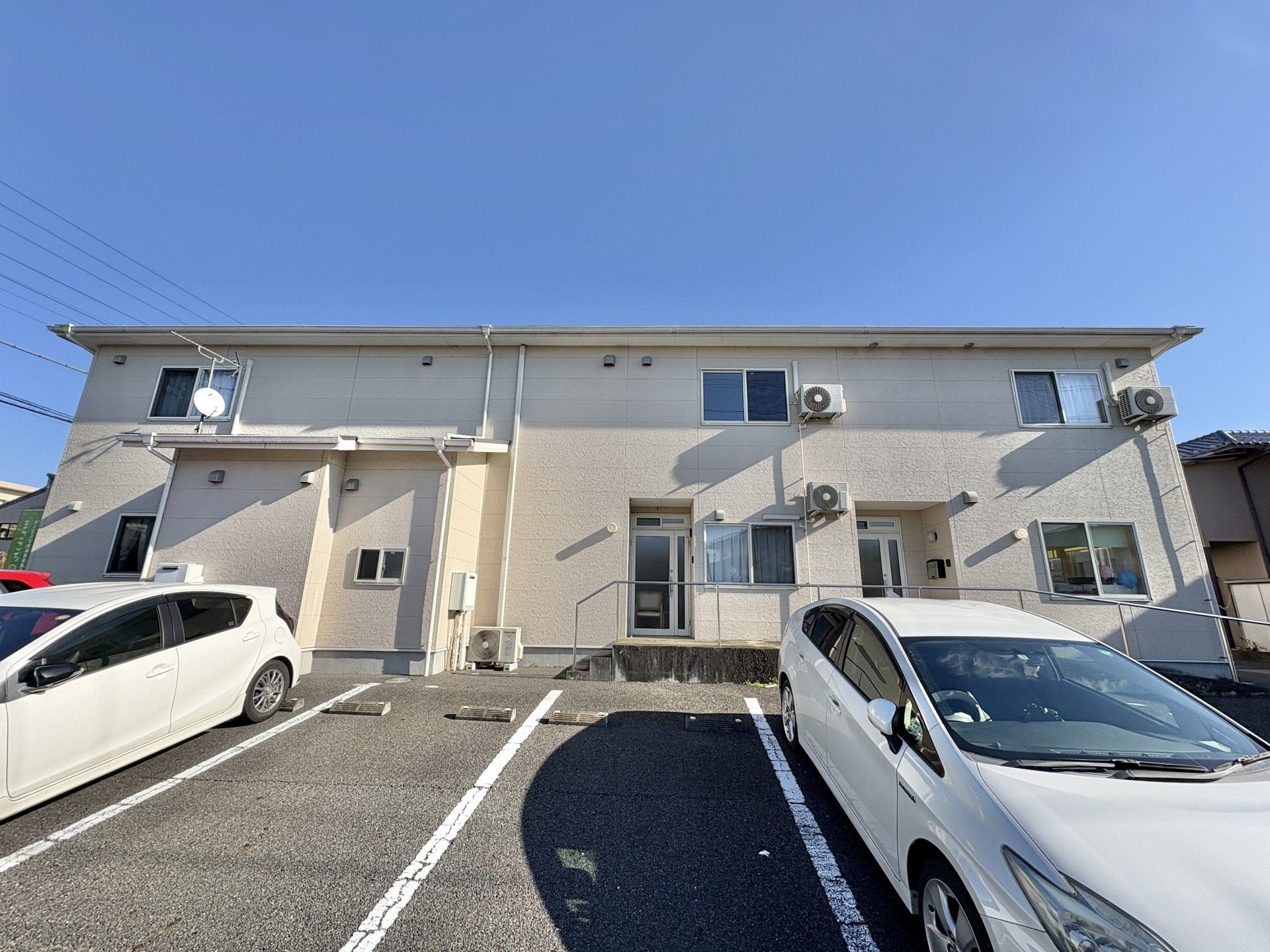 駐車場のある建物外観