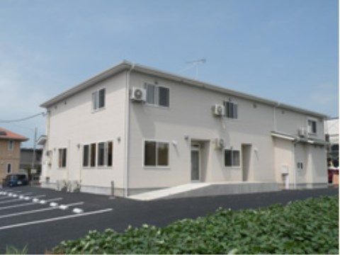 明るい外観の建物