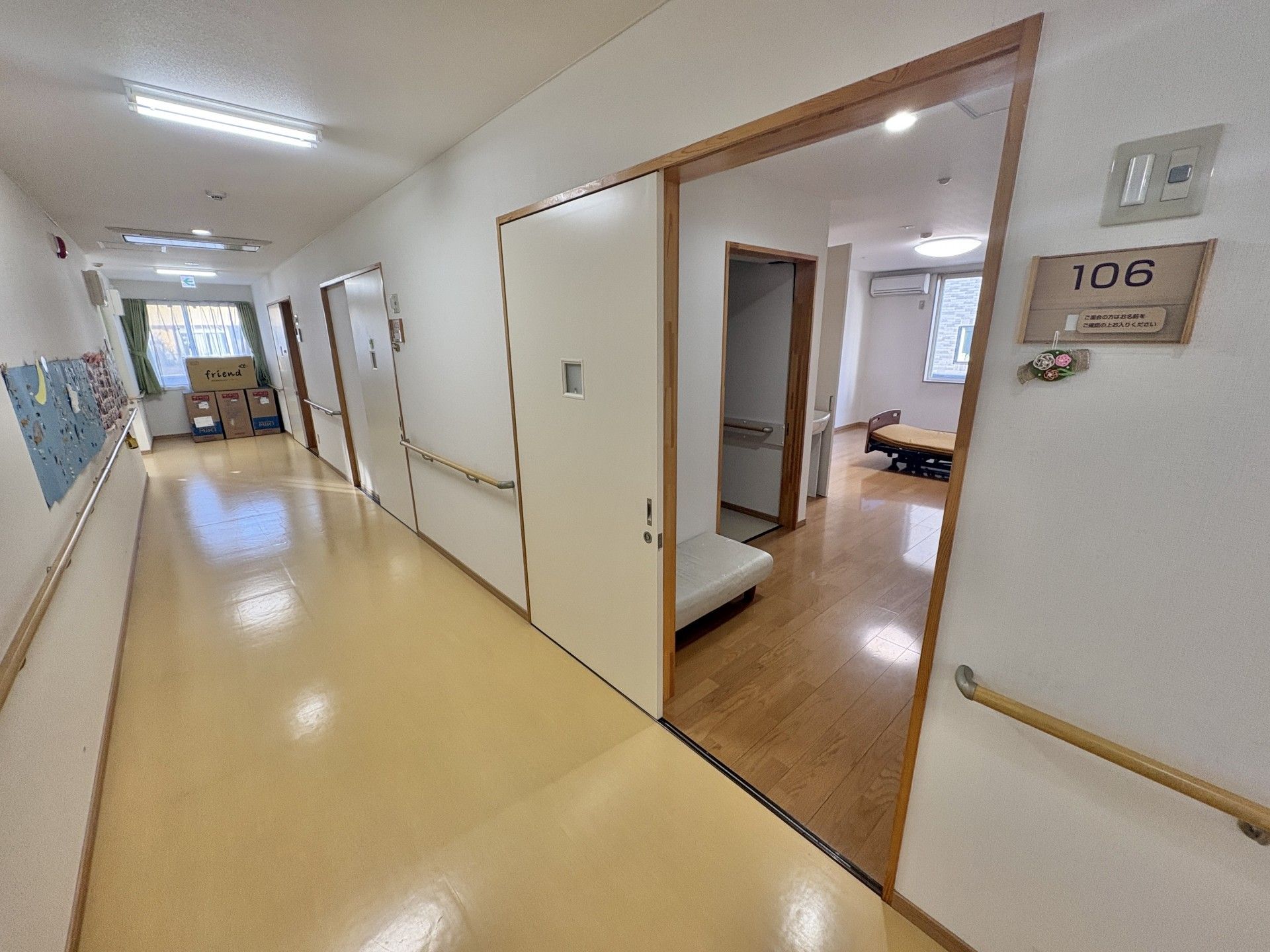 明るい廊下と居室