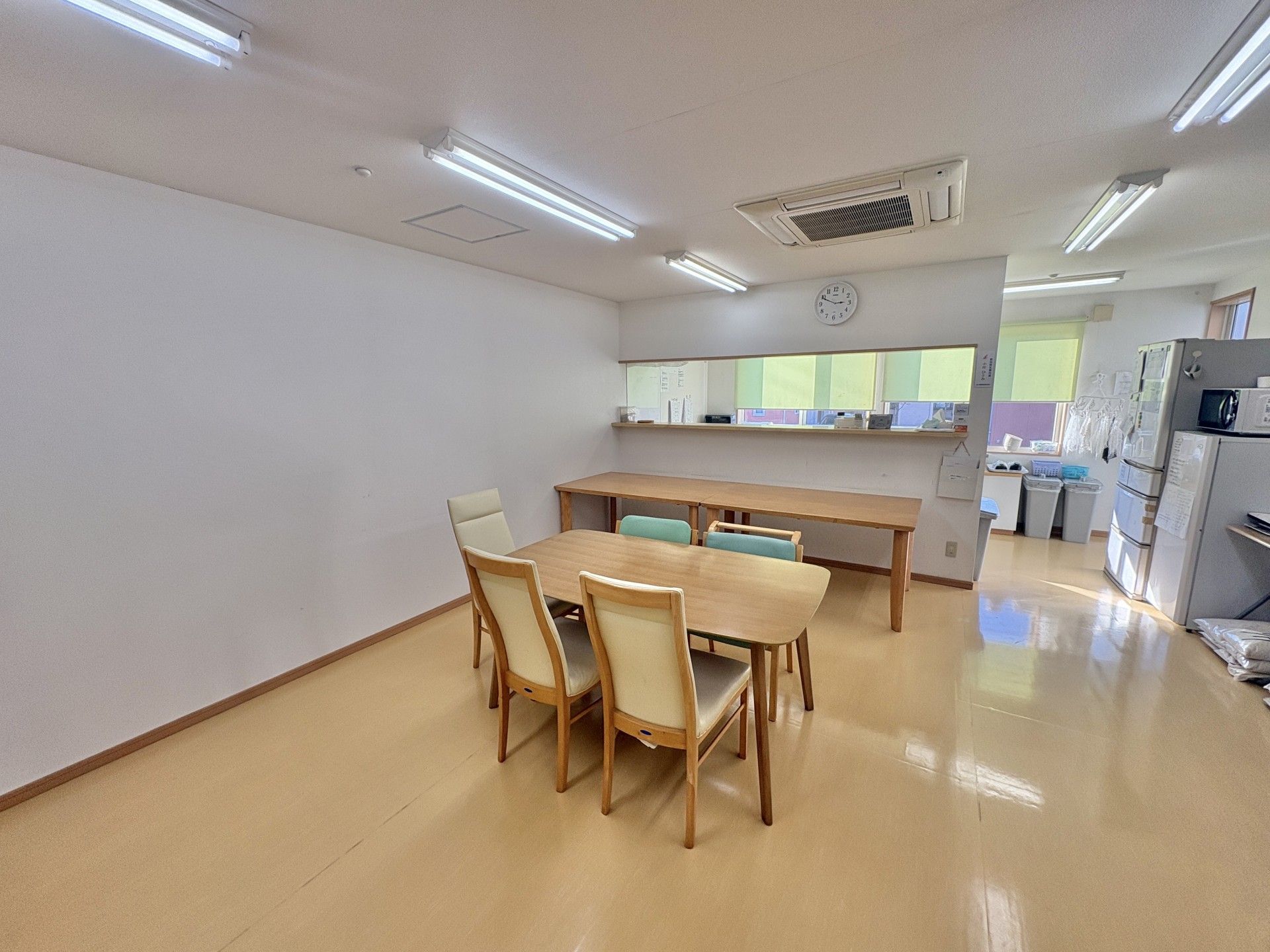 車椅子に座った高齢女性と横に寄り添う女性ヘルパー