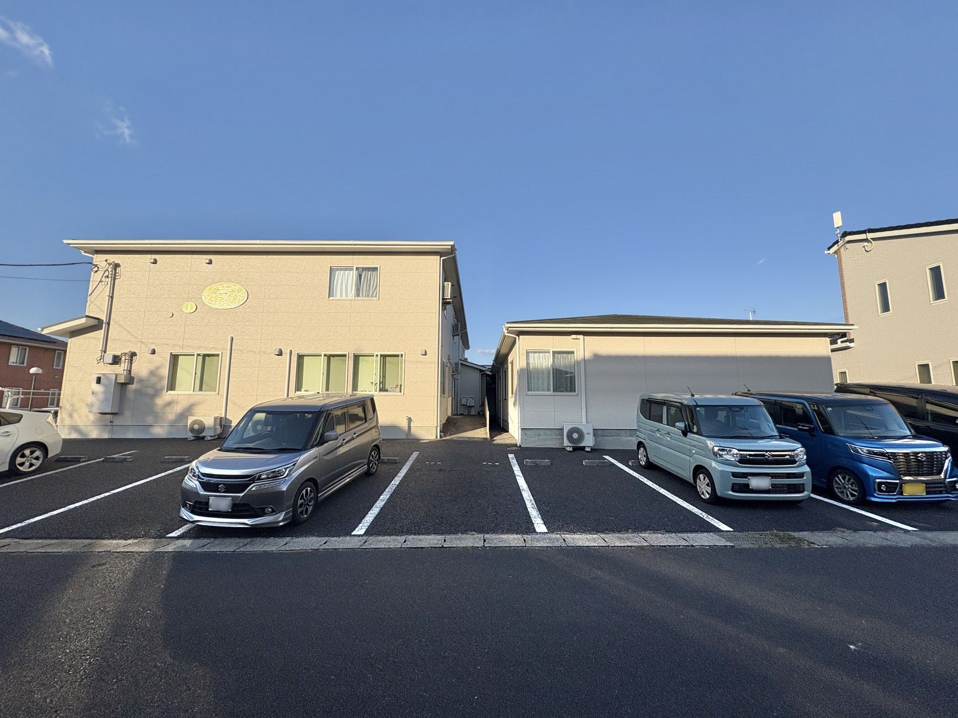 駐車場のある建物外観