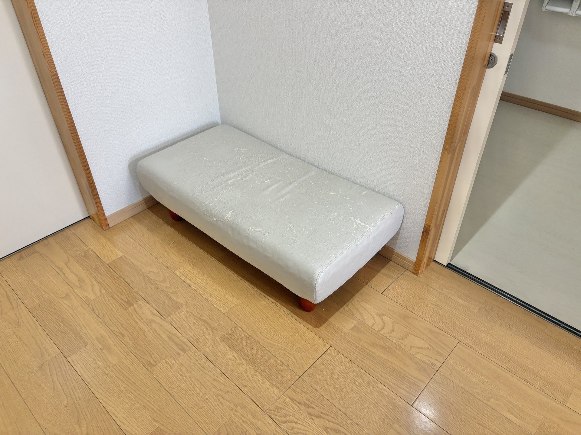 角に置かれた白いベンチ