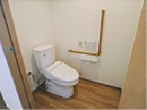 エルム撫川かりん棟の居室内トイレ。お一人でのご使用のため居室内に設けてあります。緊急時にはコールボタンがございますので安心してご使用ください。