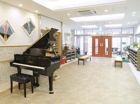 エルム撫川かりん棟の玄関ホール。毎日多くの方々をこちらでお迎えするので、居心地のいい、清潔感のある空間となっております。