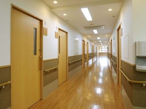 エルム撫川かりん棟の廊下。見通しがいい廊下では夜間のご通行も安心して行っていただけます。