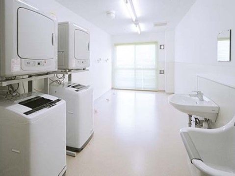 エルム撫川かりん棟の共用洗濯室。他人を気にせず、自分の洗濯物を洗うことができます。毎日をご自宅のようにお過ごしください。