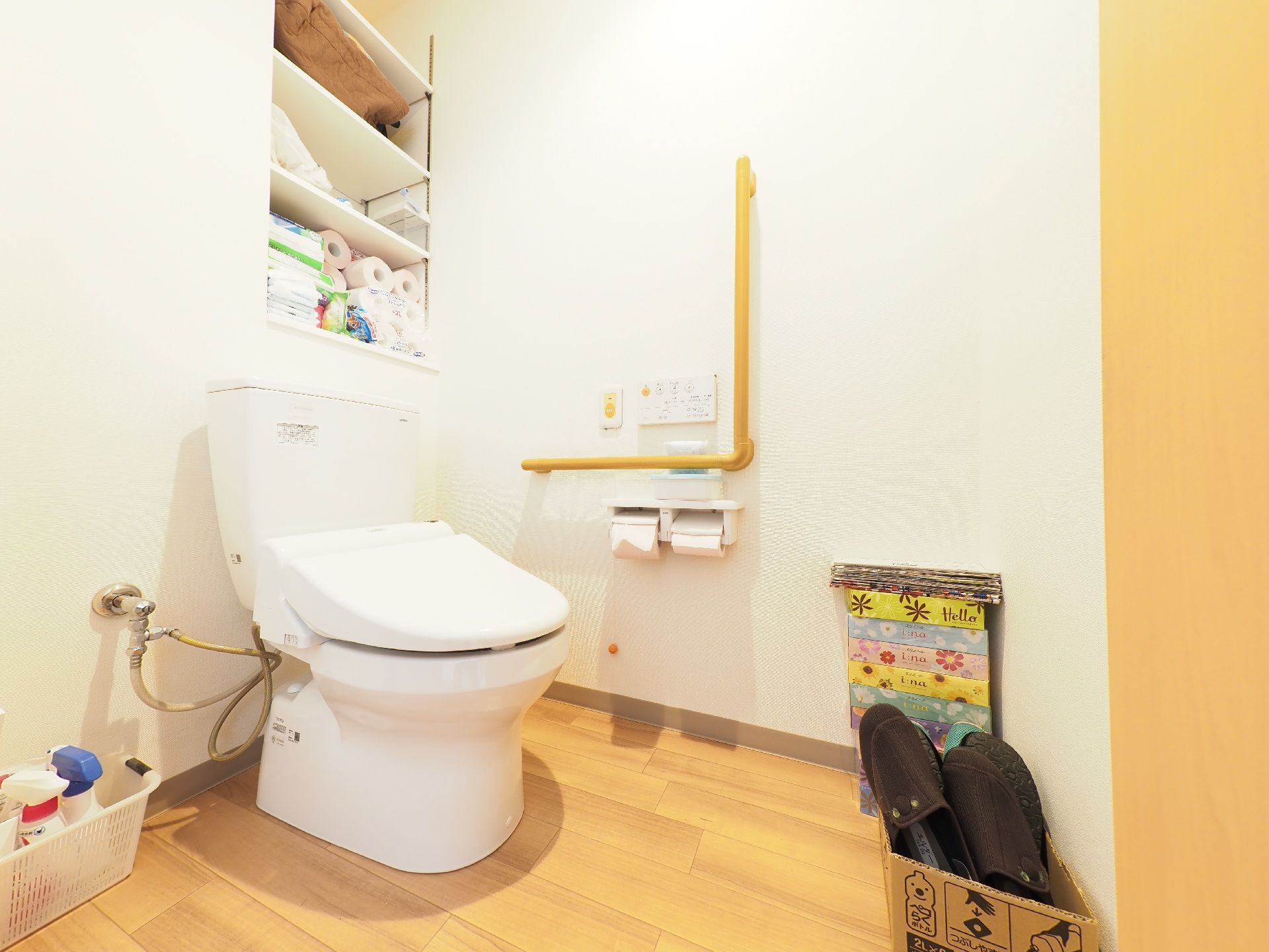 トイレには温水洗浄便座が完備され、可動式の棚が備えつけられている。壁にはＬ字型手すりや呼び出しブザーが設置されている。