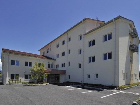 桜ガーデン茅野の外観。大きな、しっかりとした外観の当施設は完全バリアフリー設計の建物となっております。