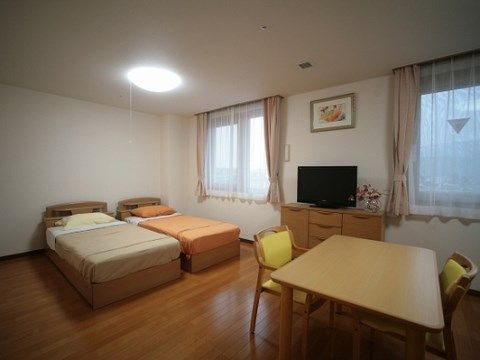 桜ガーデン茅野の二人部屋。今までと変わらぬ生活をお送りいただけるような環境・設備が揃っております。