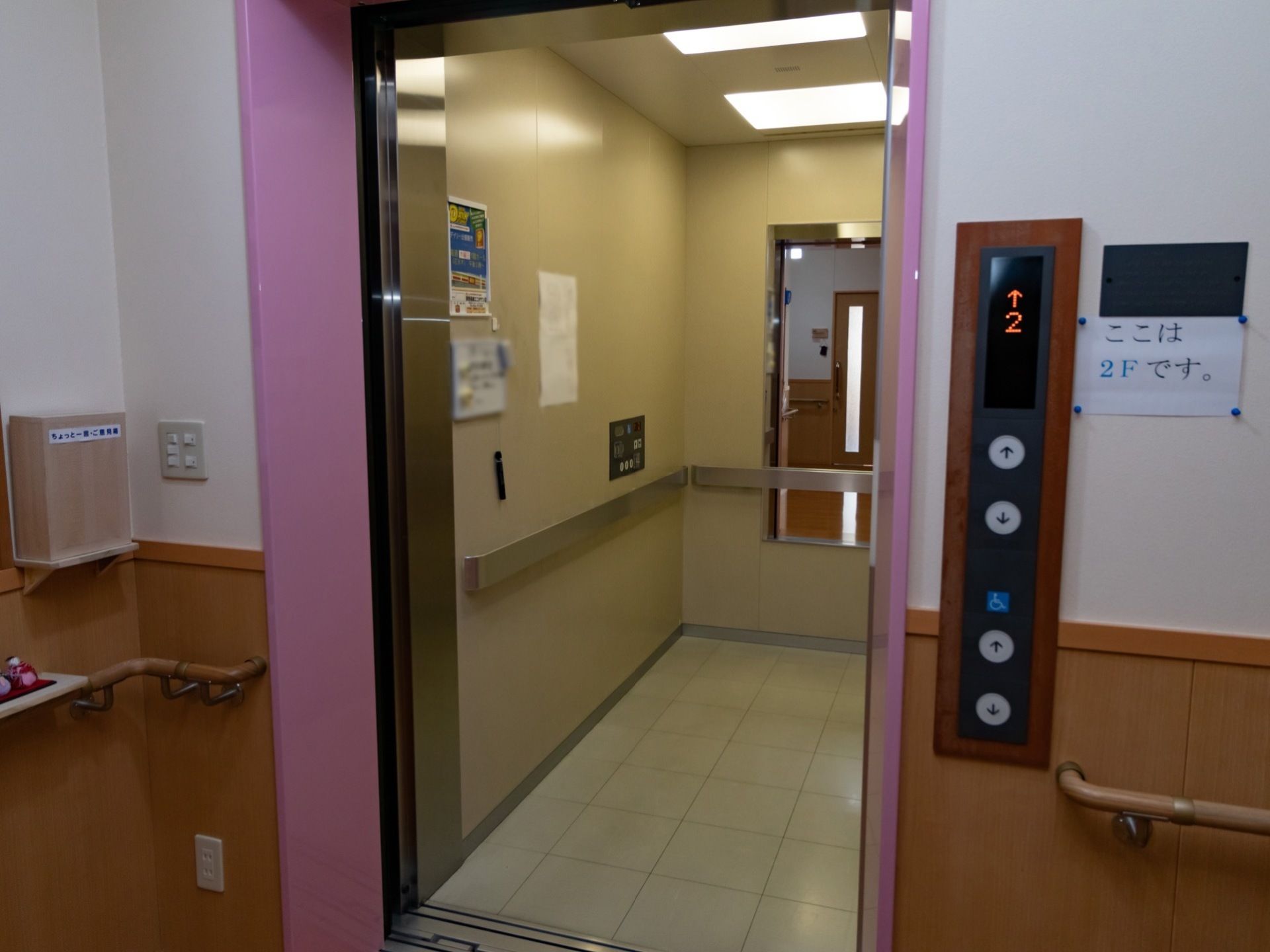 エレベーターの内部は明るくゆとりがある。手すりが設置されており、つかまって体を支えながら安全に利用できる。
