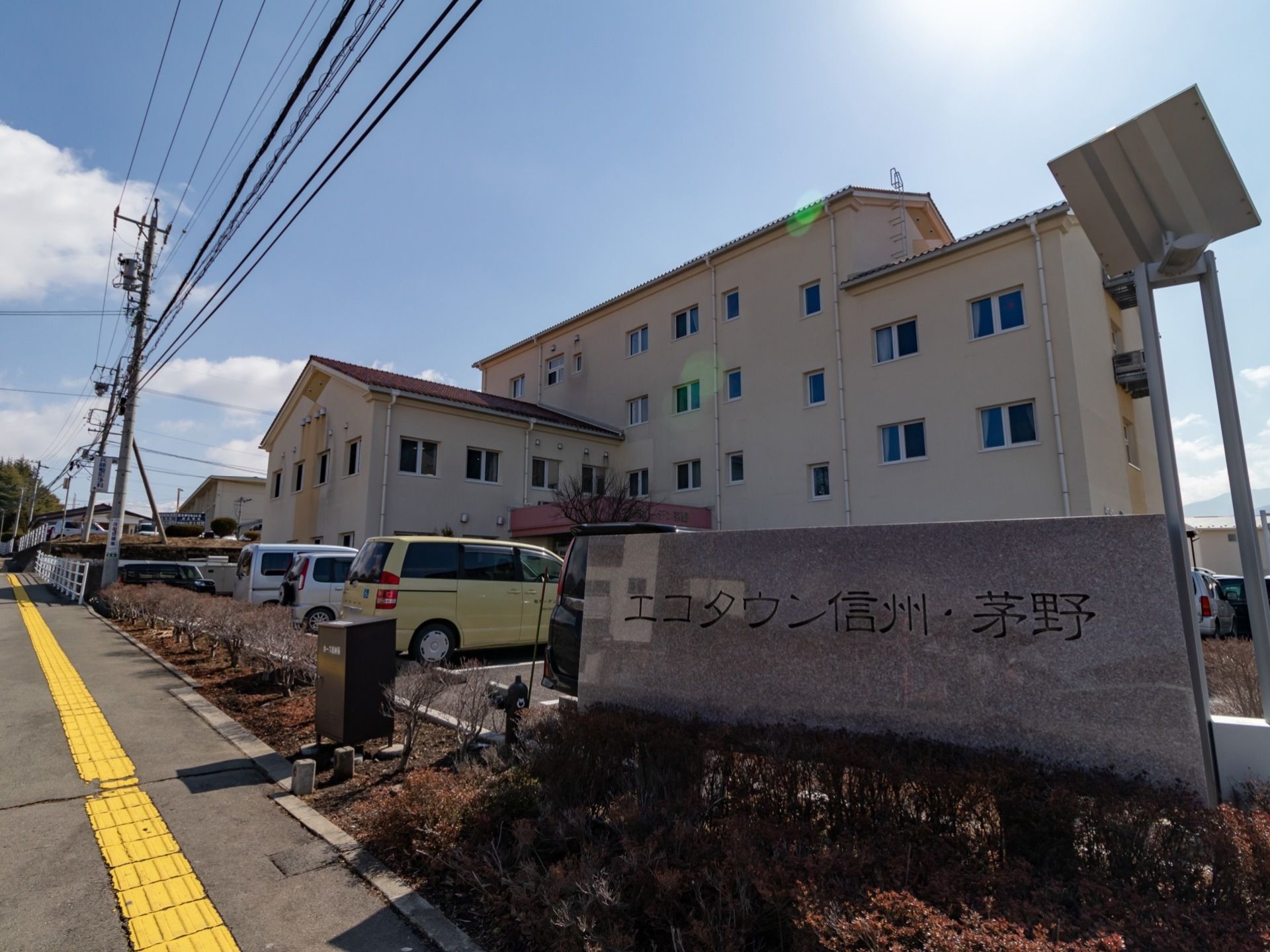 施設は４階建ての大きな建物になっている。広い駐車スペースが確保されており、車で来訪する際も便利である。