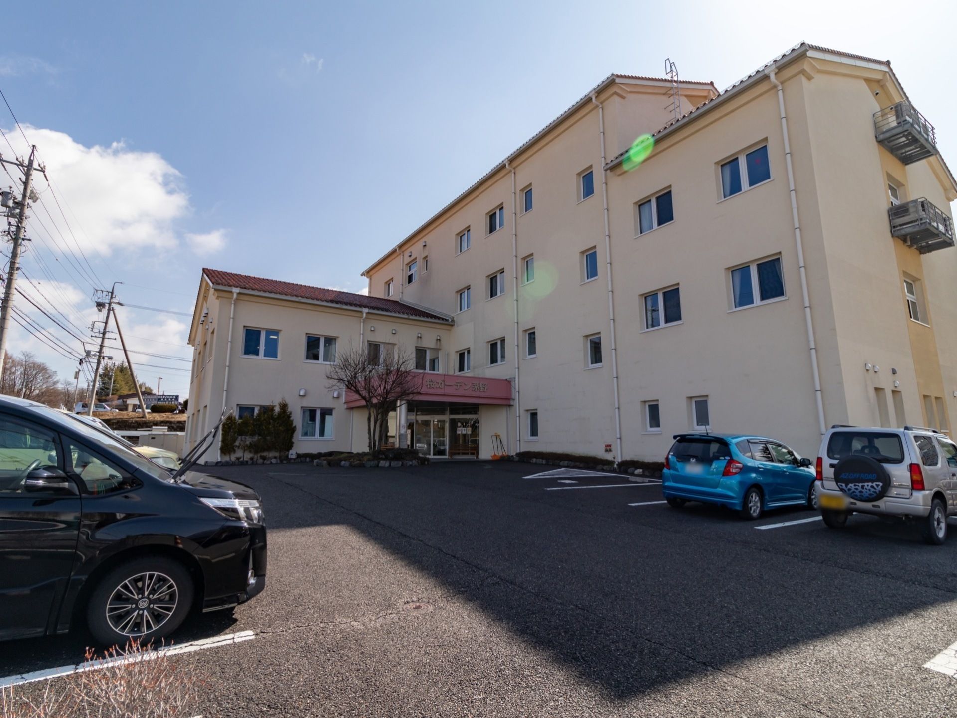 施設の敷地は広々としており、大きな駐車場を備えている。家族が車で来訪する際も、安心して停めることができる。