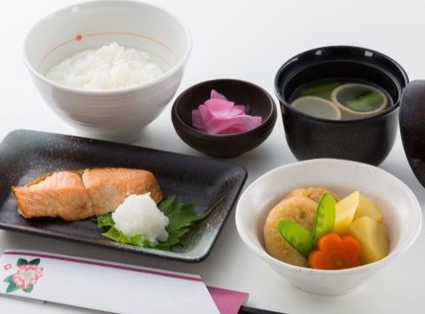 「ヴィラフローラ南円山」朝食（和食）。和食型と洋食型から朝食をお選ぼください。