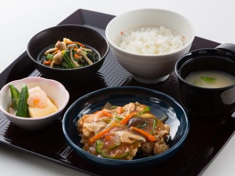 「ヴィラフローラ南円山」夕食。ヘルシーかつデリシャスなお食事です。