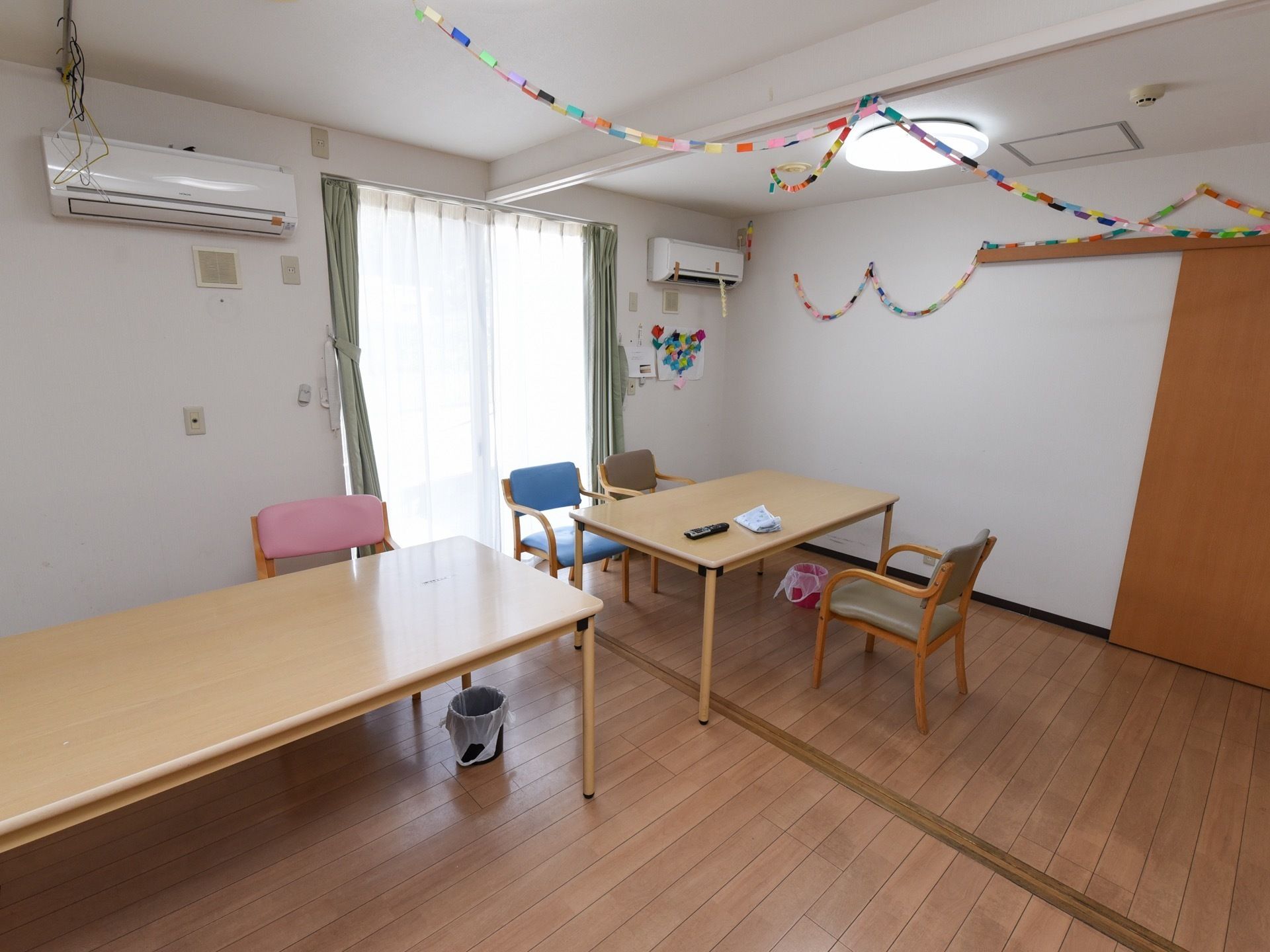 食堂は隅々まで手入れが行き届いており、清潔感が感じられる。食堂の壁の中央にある窓の両脇に、エアコンが２台設置されている。