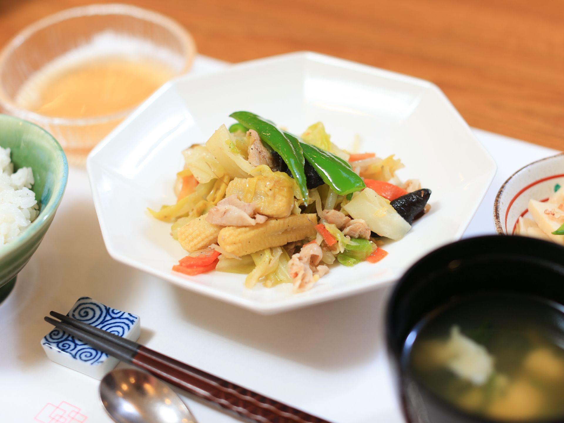 栄養バランスのとれた、季節感あふれる食事を毎日レストランの厨房で手作りしている。美味しさはもちろん、食べやすさも考えられいる。