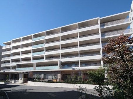 「グッドタイム リビング 新百合ヶ丘」の外観。マンションのような雰囲気の佇まい。