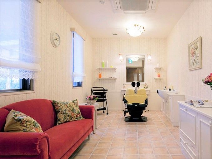 施設内に美容室があり、髪の毛をカットしてくれる。そのまま頭を流すことのできる洗面台も隣に設けられている。