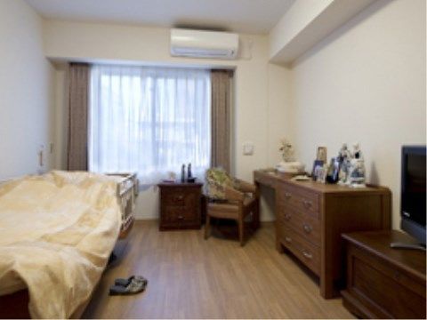 介護用ベッドや机やタンスなどの調度品が備え付けられている。エアコンが完備され、好きな温度に調整できる。