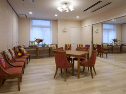4人掛けのテーブルと椅子が中央に置かれ、壁際にも椅子が並んでいる。壁の一面は鏡張りになっており、圧迫感を感じない。