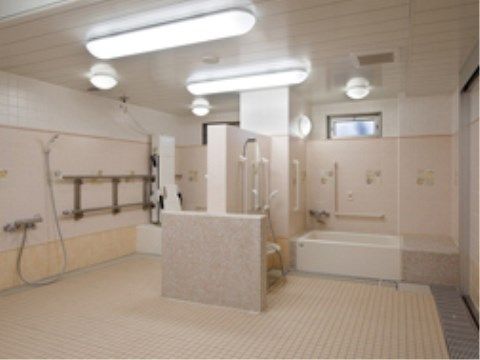 一人用の浴槽と、機械浴用の浴槽がある。広々と清潔感のあるスペースで、洗い場にはシャワーが取り付けられている。