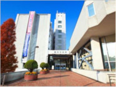 市役所がすぐ近くにあるので、公的な書類の作成や手続きに便利である。歩道が整備されているので、散歩コースにも最適である。