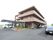 広々とした敷地に3階建てで建てられた外観は落ち着いた雰囲気になっており、入り口には花や芝生が植えられている。