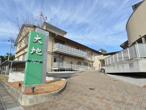 「サービス付き高齢者向け住宅 大地West」の外観。デザイン性に富んだ建物です。