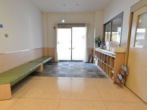 「サービス付き高齢者向け住宅 大地West」のエントランス。広々としたスペースで、車いすでの通行もスムーズです。