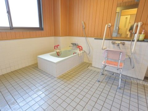 「サービス付き高齢者向け住宅 大地West」の浴室。動作を補助する手すりを設置している。
