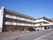 3階建てのマンション型の施設である。各部屋に窓が付いており、採光が確保されている。駐車場も広く取られている。
