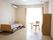 入居者の部屋は、大きな窓があり、エアコン、電動介護ベッド、タンス棚、テーブル、ソファ、ナースコールがある。