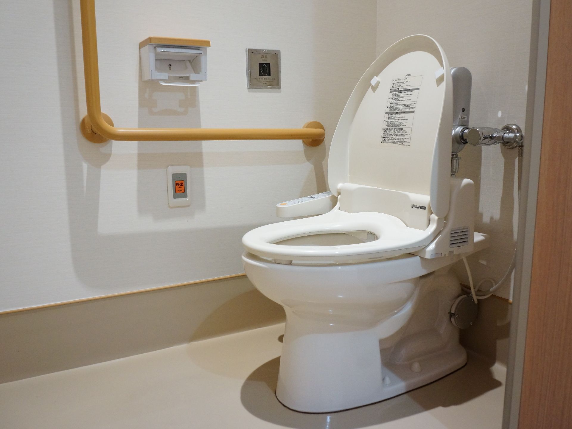 部屋の中にトイレがあるので、移動も楽でプライバシーも守られる。緊急用のコールボタンがあり、手すり、ウォシュレットも付いている。