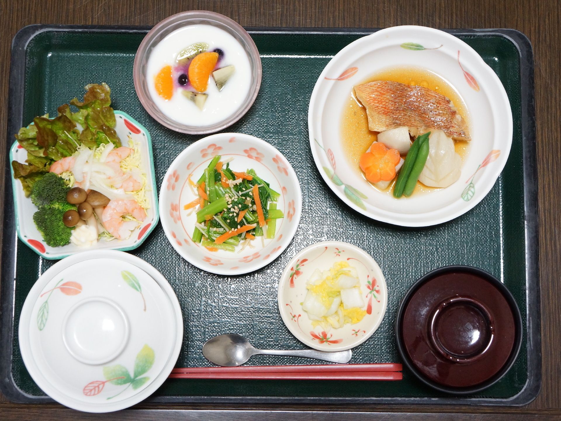 管理栄養士が考えたバランスの良い和食になっている。デザートも付いており、食べる喜びが感じられるよう工夫されている。