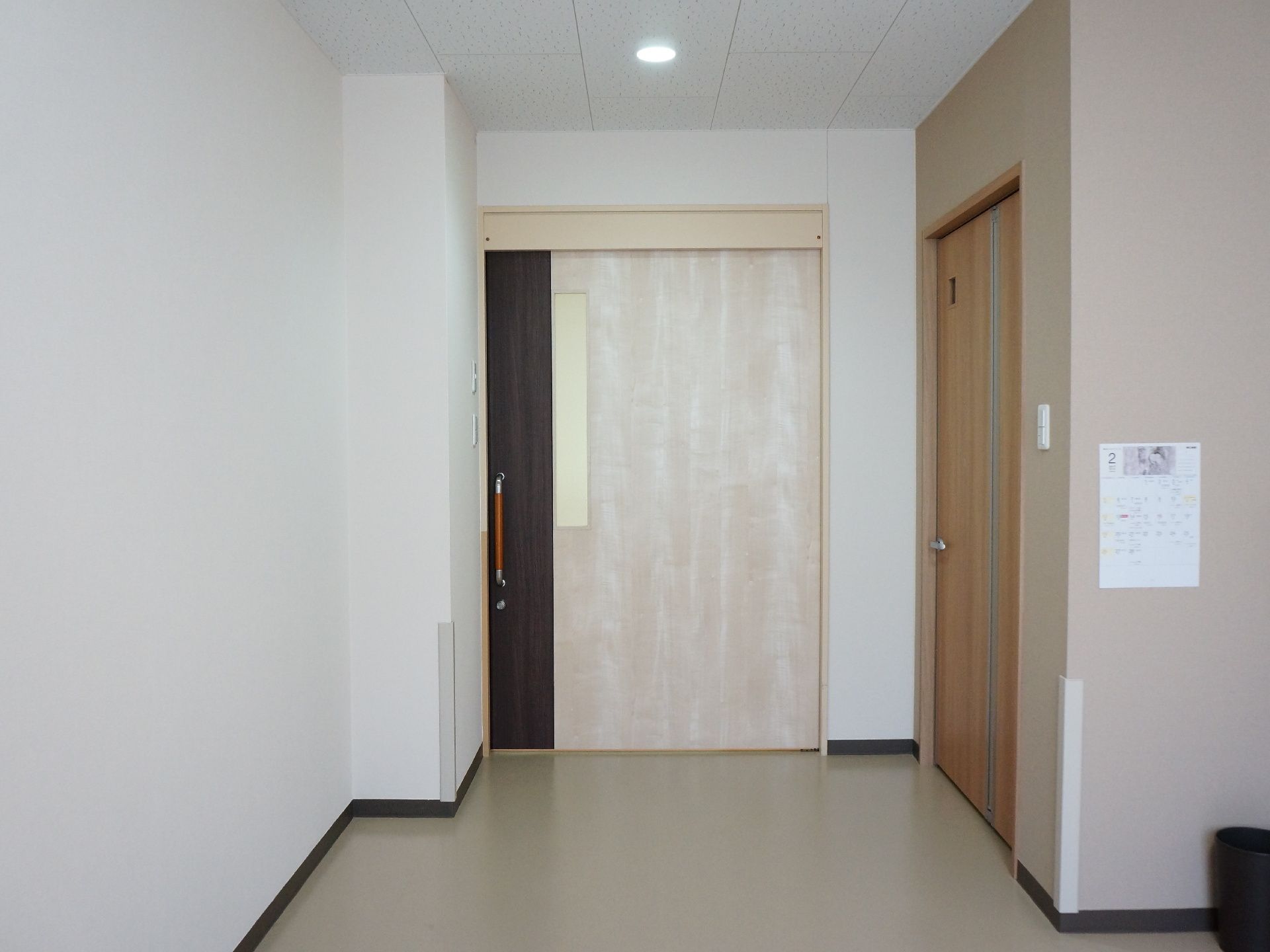 部屋のドアは引き戸式になっていて、入口付近は広くスペースが空いているので車椅子でも出入りがしやすい。